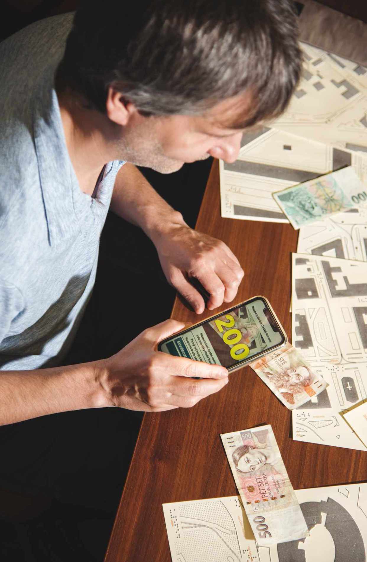 A blind person using Cash Reader to identify banknotes
